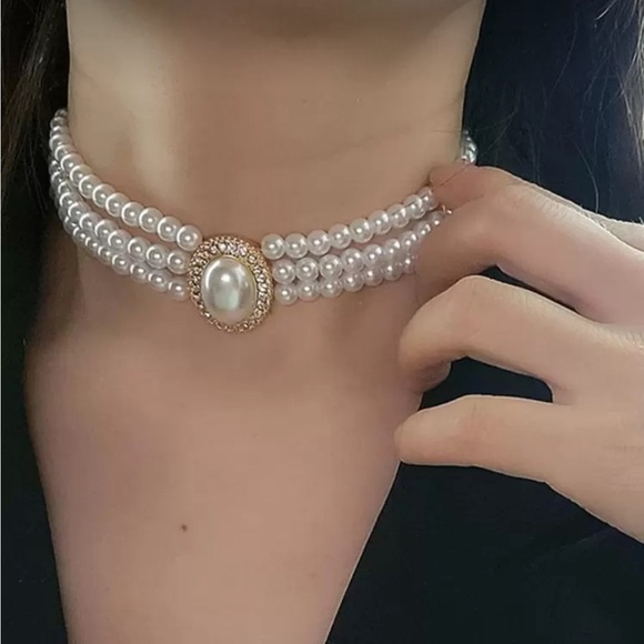 Anthropologie Jewelry - Victorian Gold Cameo Clasp Pearl Choker